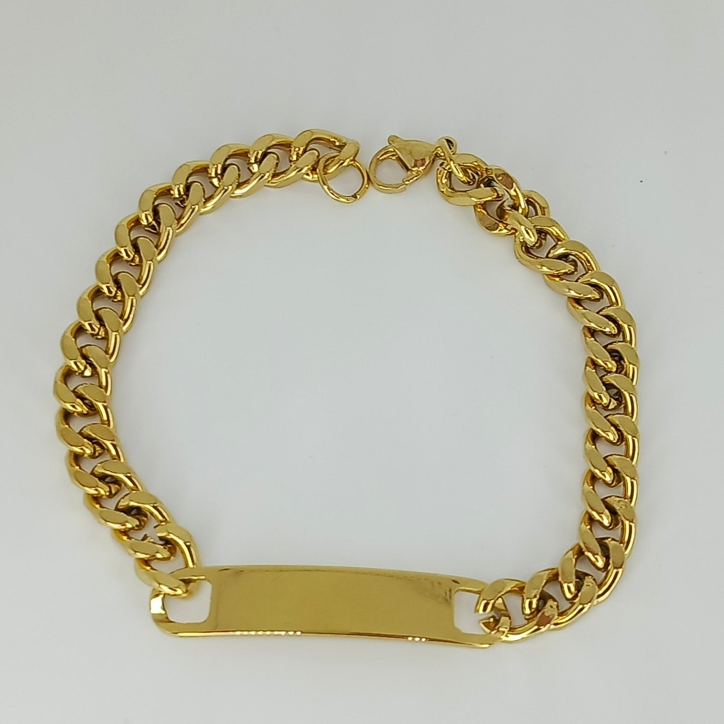 Gold chain bracelet with an engravable and customizable plaque