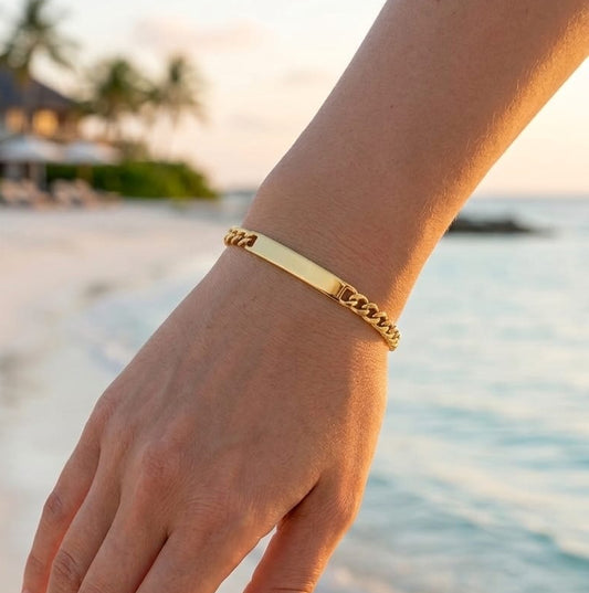 Gold chain bracelet with an engravable and customizable plaque