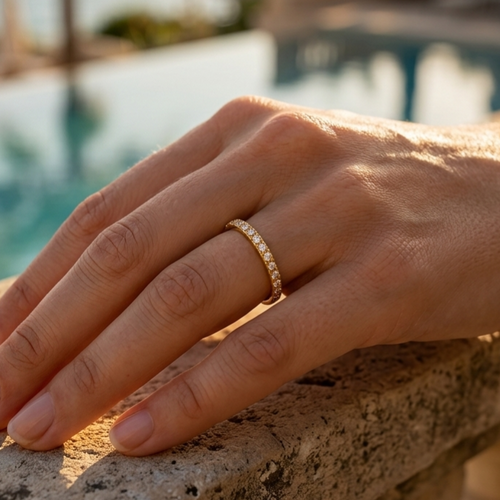 A delicate, gold-plated zircon ring – a classic design
