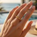 Ring with a design featuring moving metal balls