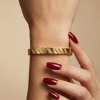 Wavy stainless steel bracelet with crystal