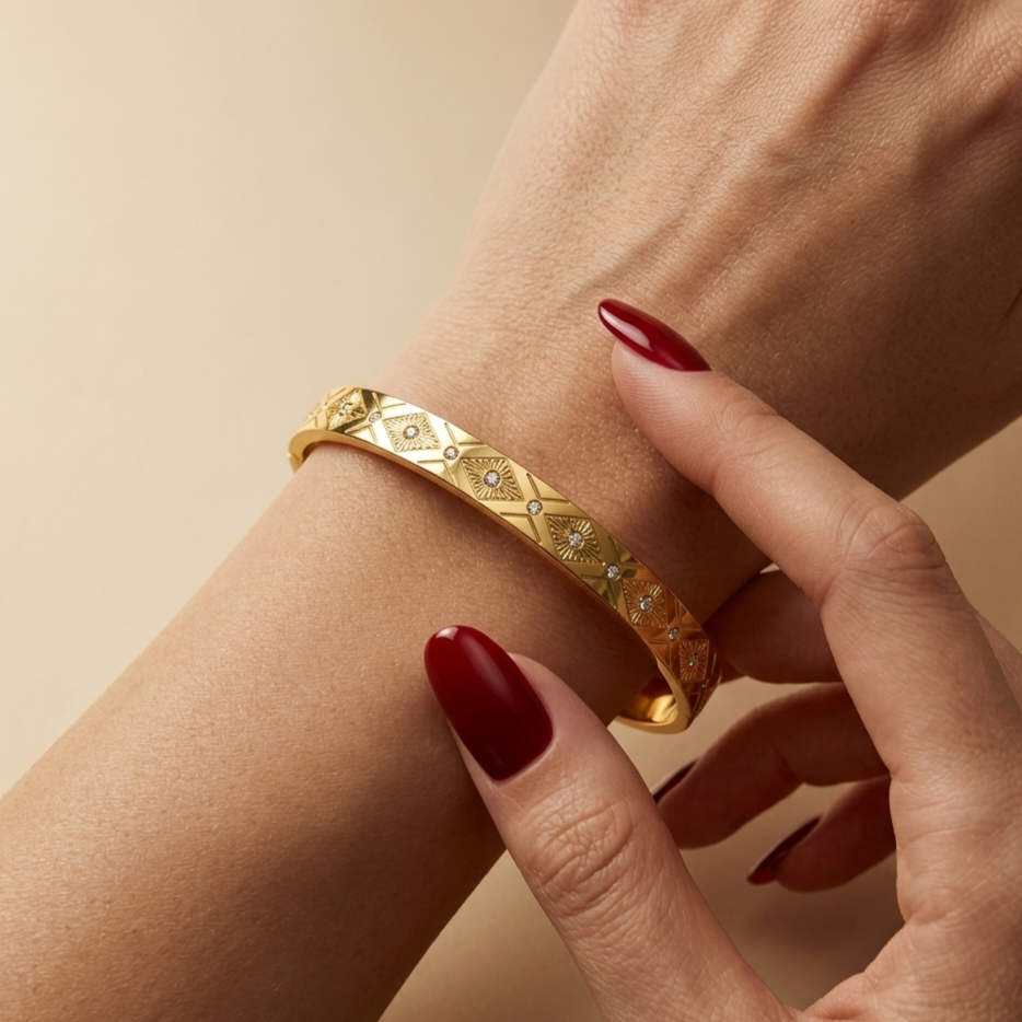 Stainless steel bracelet with an inlaid geometric pattern