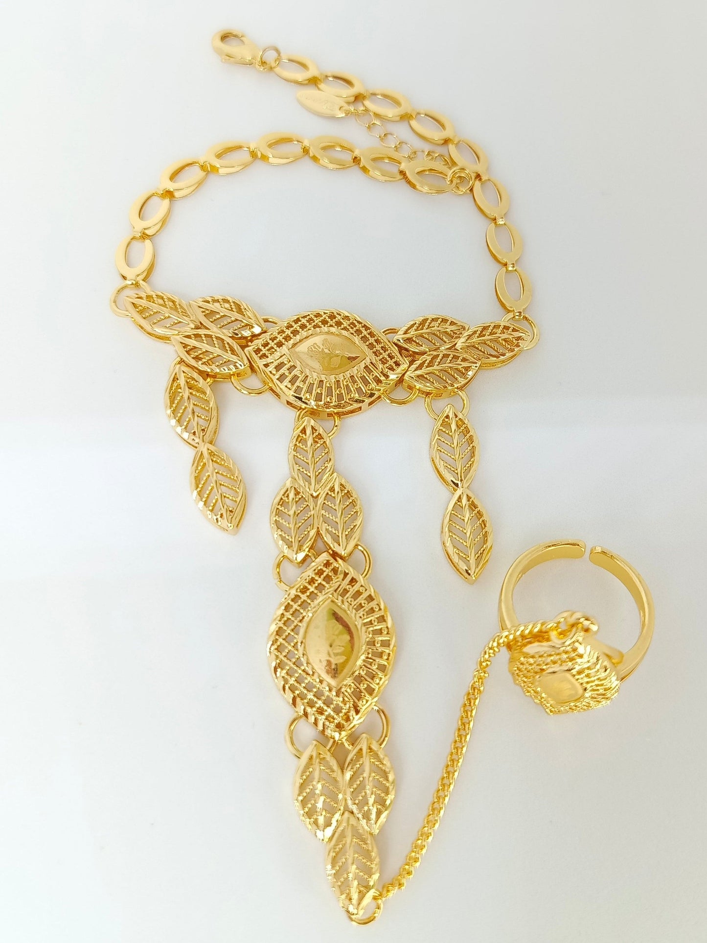 Bracelet with a matching ring in a luxurious oriental design – shimmering gold