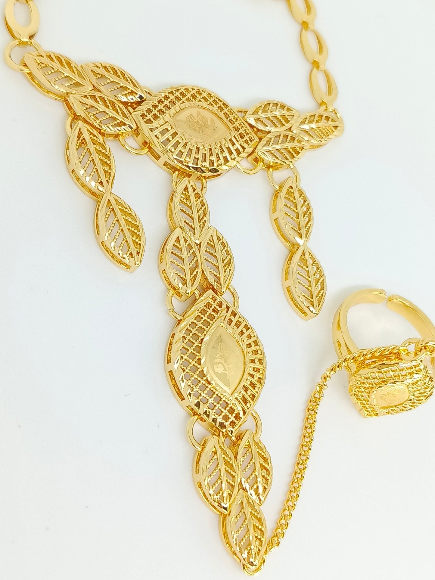 Bracelet with a matching ring in a luxurious oriental design – shimmering gold