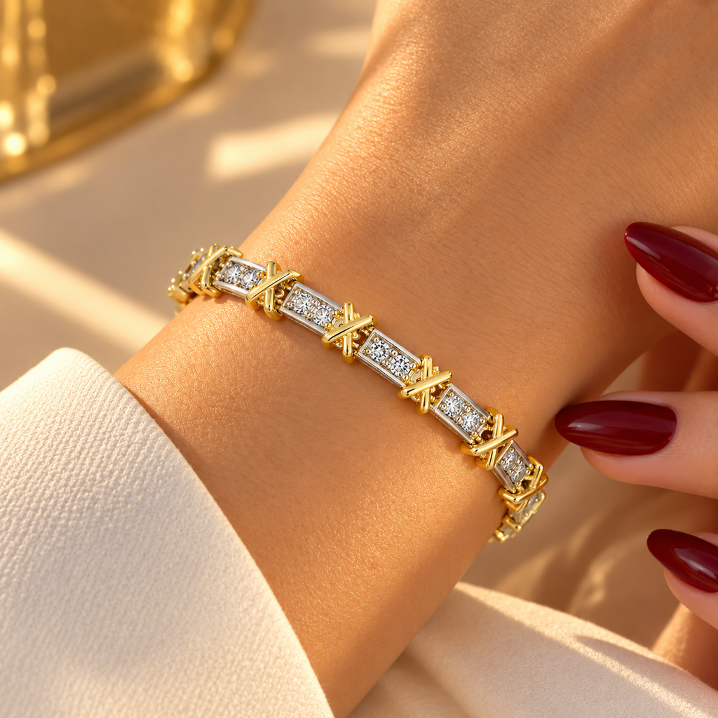 Two-tone stainless steel bracelet featuring a "Hugs & Kisses" design and set with zirconia.