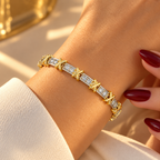 Two-tone stainless steel bracelet featuring a "Hugs & Kisses" design and set with zirconia.
