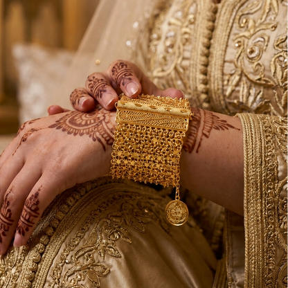 Wide Italian bracelet with a luxurious mesh design and Filigeri motifs | Fine Jewelry