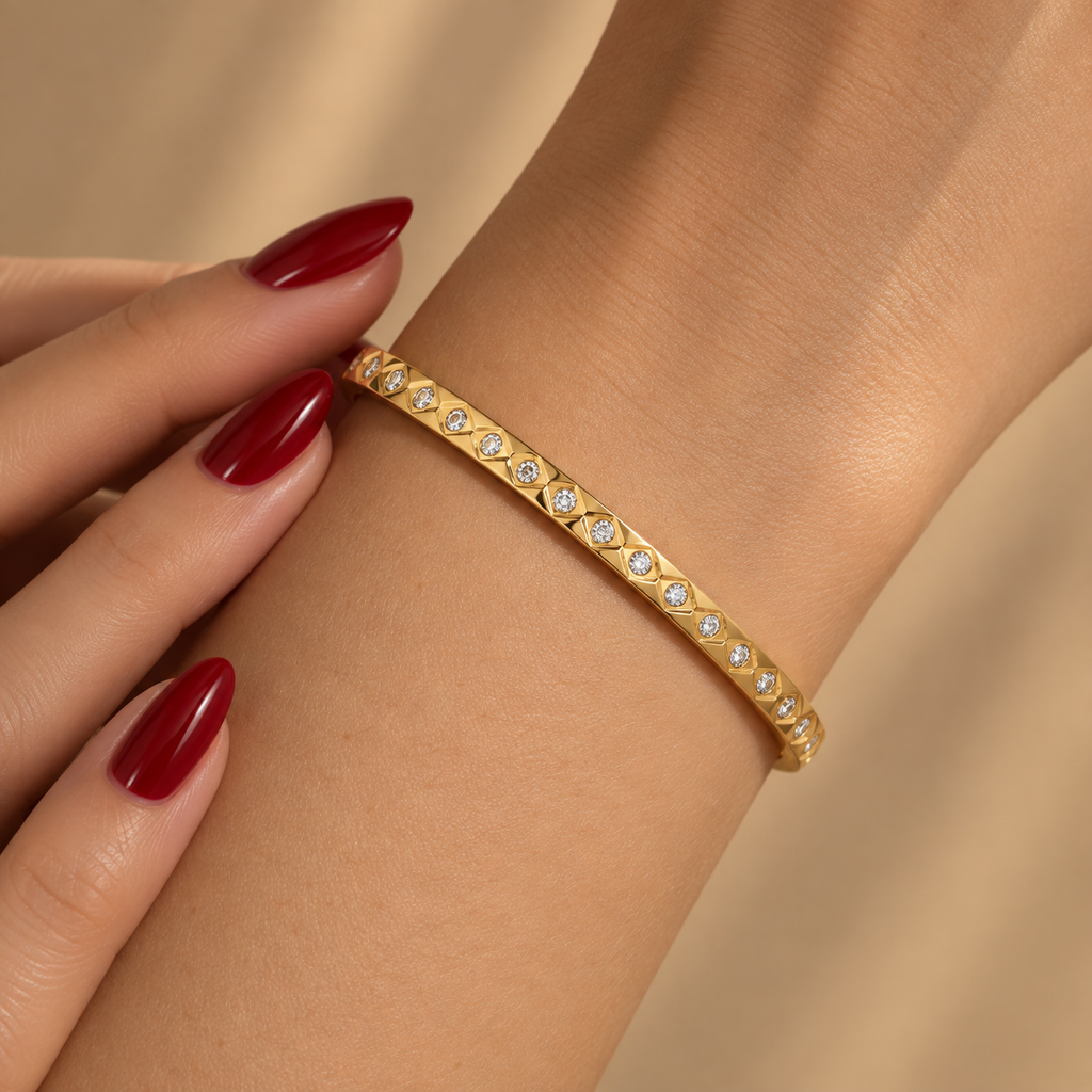 Stainless steel bracelet with a diamond pattern and zircon.