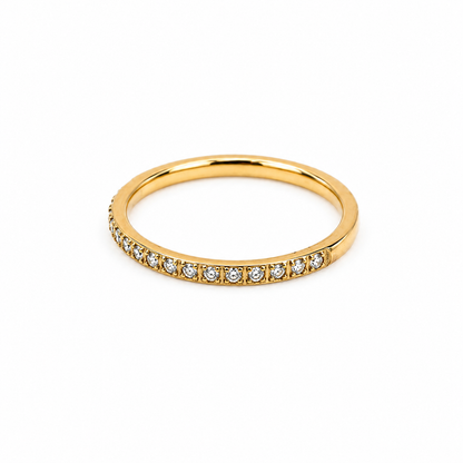 A delicate, gold-plated zircon ring – a classic design