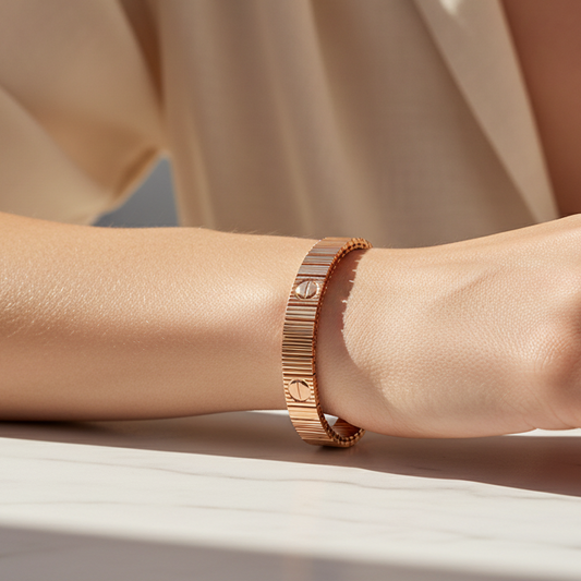 "Modern Flow" Bracelet - A flexible bracelet in rose gold with an innovative geometric design