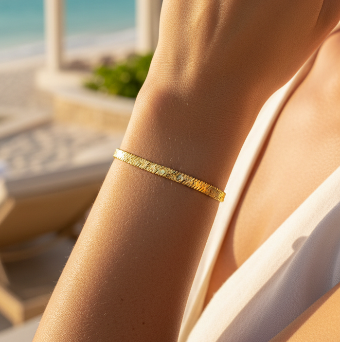 A delicate, flat, gold-plated openwork bracelet – made of rust-resistant stainless steel with an extension chain.