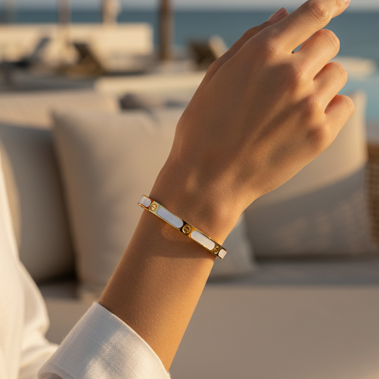 سوار Prestige الأبيض من الفولاذ المقاوم للصدأ – تصميم عصري يجمع بين الذهب والمينا الأبيض