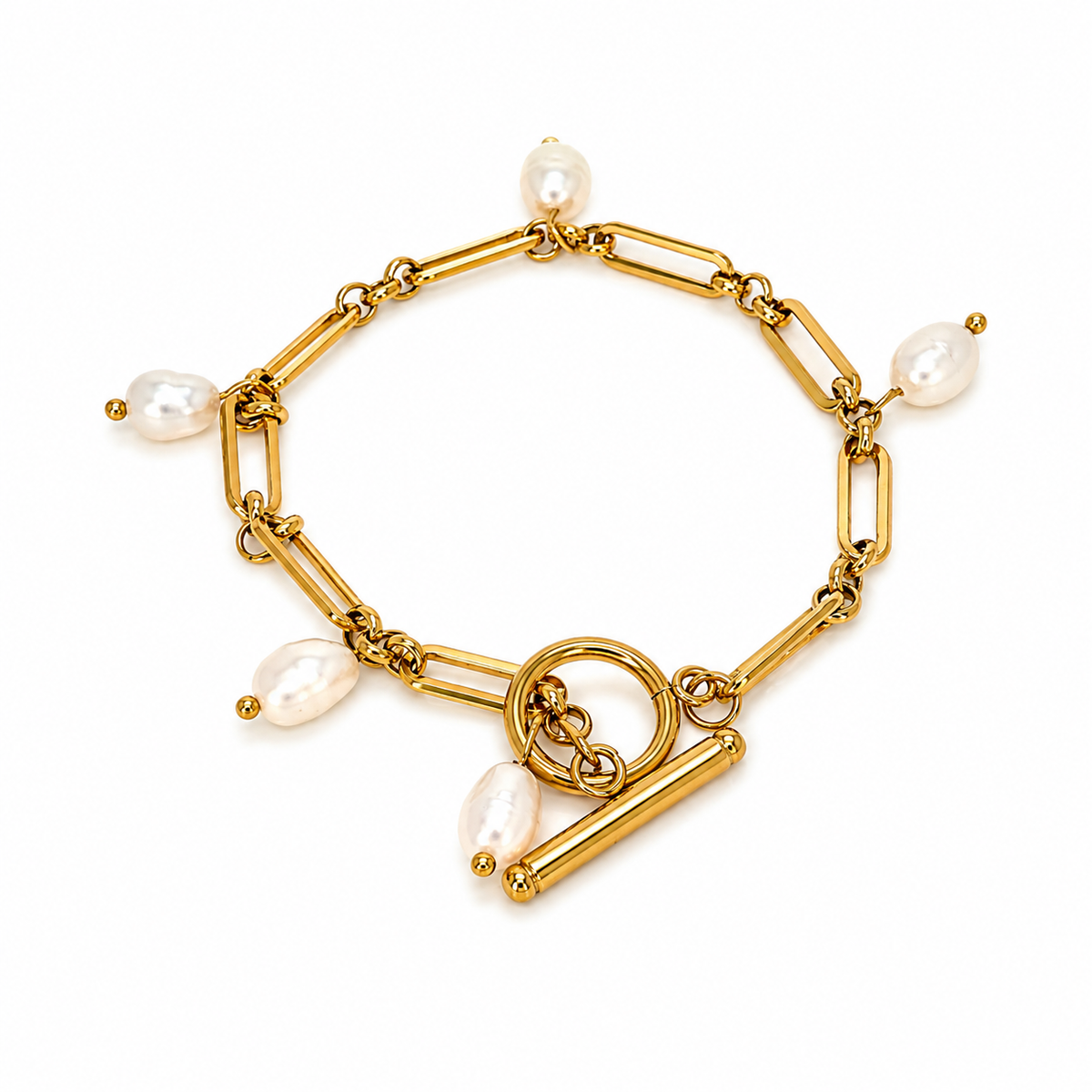 The (Paperclip) bracelet and the spontaneity of irregular baroque pearls, with the T-Bar clasp that adds a very modern touch (Vintage-Modern Mix).