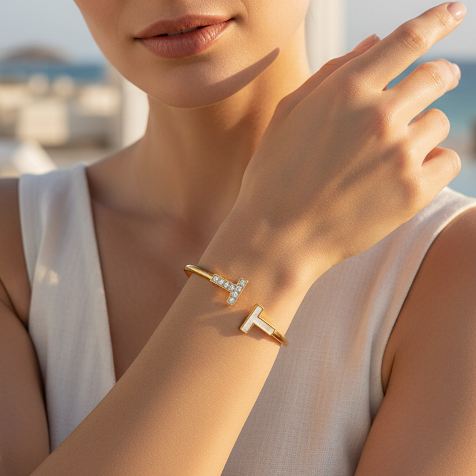 سوار مفتوح "T-Luxe" - ستانلس ستيل مرصّع بالزركون وعرق اللؤلؤ الأبيض