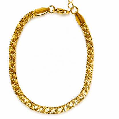 A delicate, flat, gold-plated openwork bracelet – made of rust-resistant stainless steel with an extension chain.