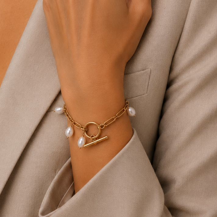 The (Paperclip) bracelet and the spontaneity of irregular baroque pearls, with the T-Bar clasp that adds a very modern touch (Vintage-Modern Mix).