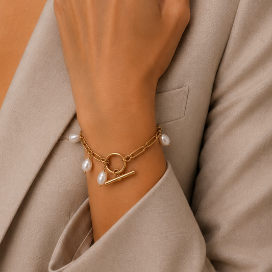 The (Paperclip) bracelet and the spontaneity of irregular baroque pearls, with the T-Bar clasp that adds a very modern touch (Vintage-Modern Mix).