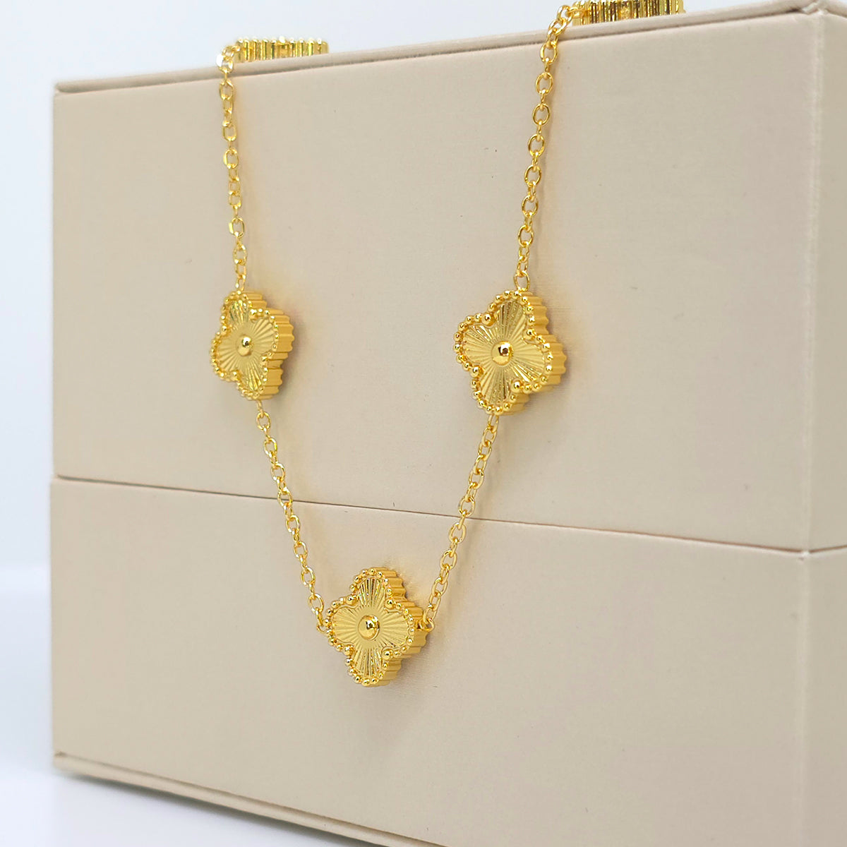 Clover gold engraved necklace – stainless steel
